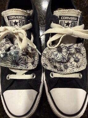 Converse All Star Chuck Taylor, double tongue with floral print, low sneakers.